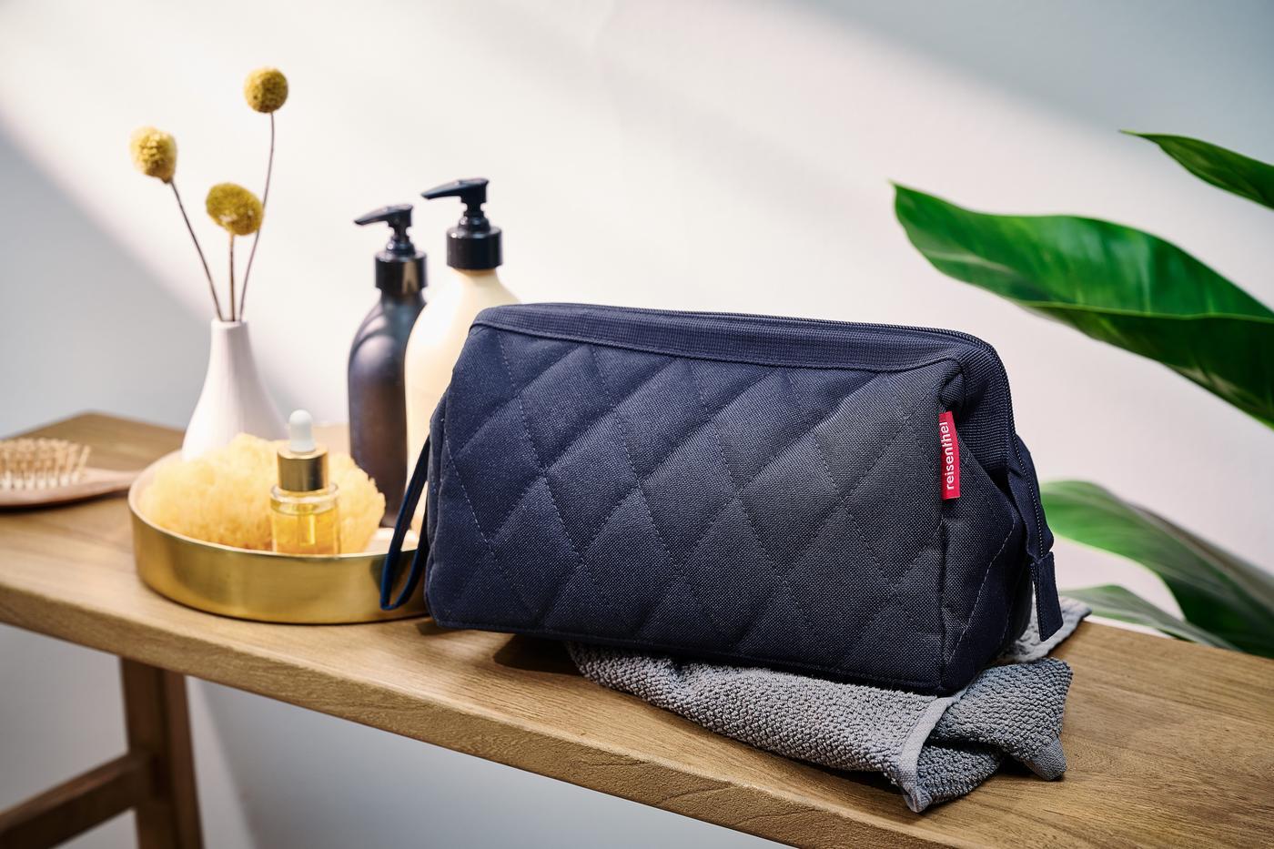 WC4110_travelcosmetic_rhombus-midnight-gold_reisenthel_RGB-Master_PE_04