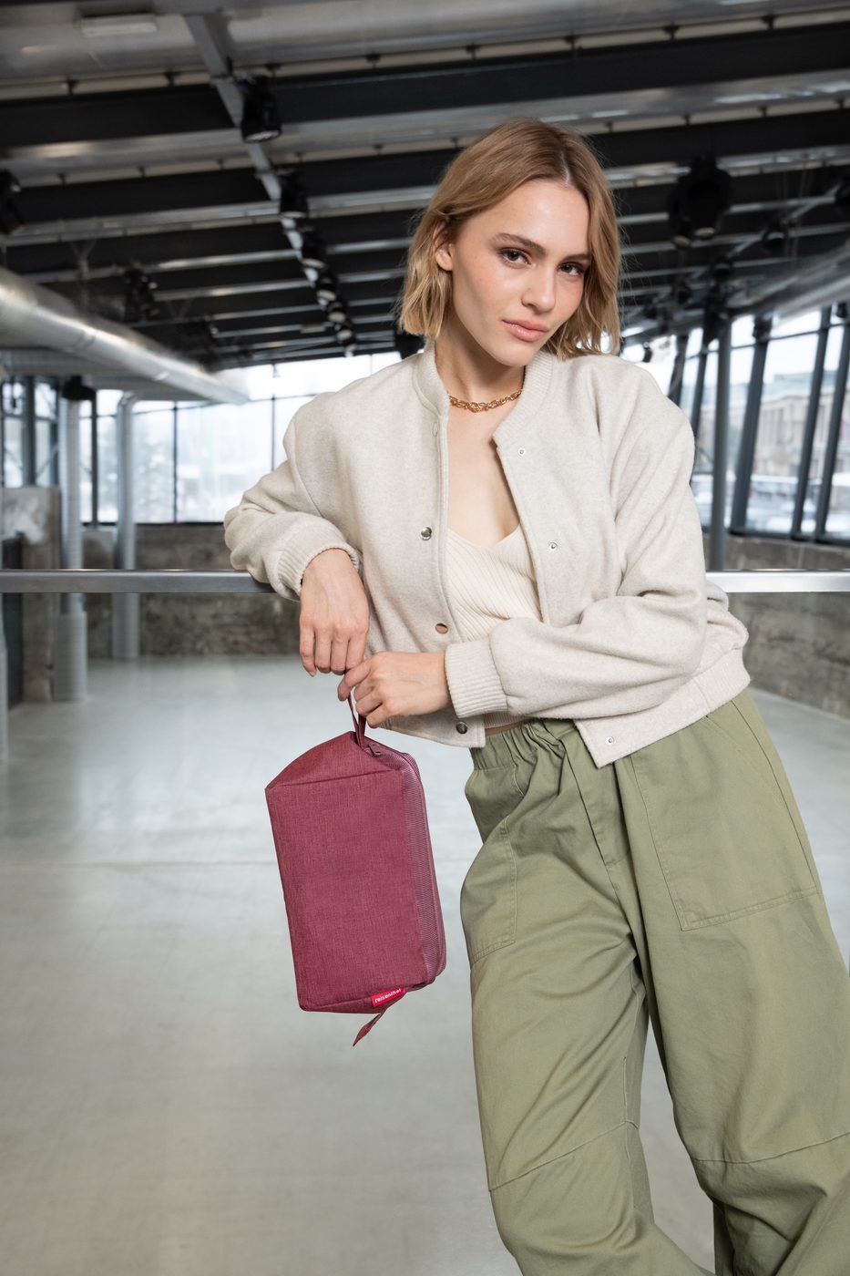 WC3104_travelcosmetic_twist-maroon_reisenthel_PE_03